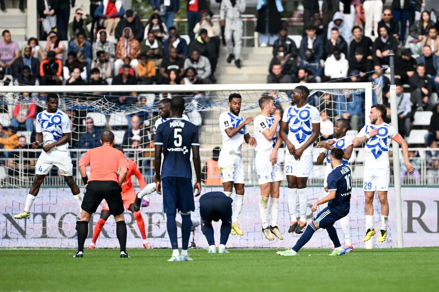 Et si les écrans géants étaient les ennemis du coup franc direct ?