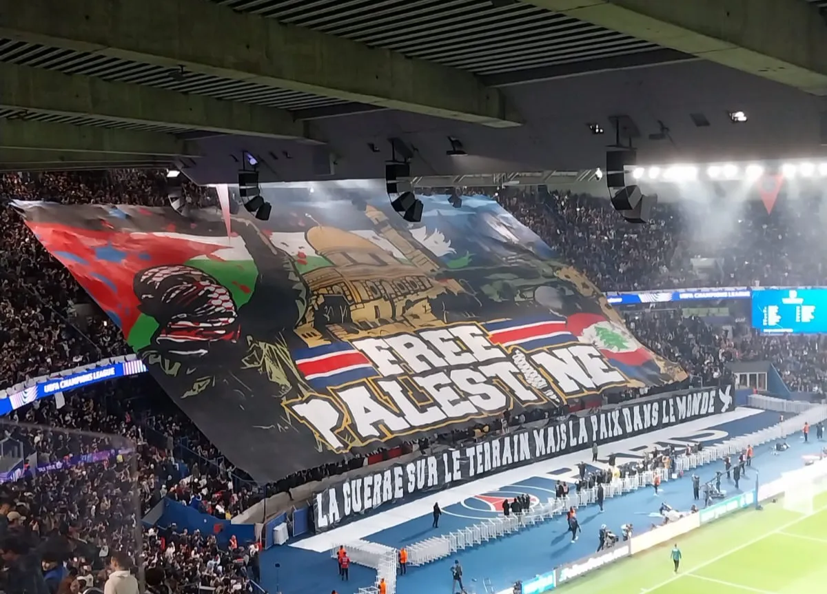 Un tifo XXL « Free Palestine » du virage Auteuil avant PSG-Atlético
