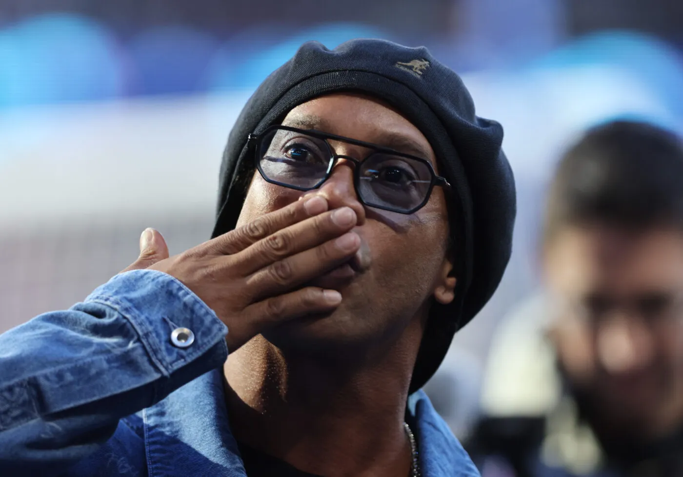 Ronaldinho claque un coup franc magnifique lors d’un Barça-Real des légendes