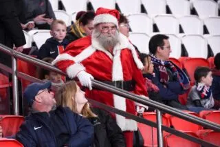 Des supporters balancent des sapins et des boules de Noël en plein match
