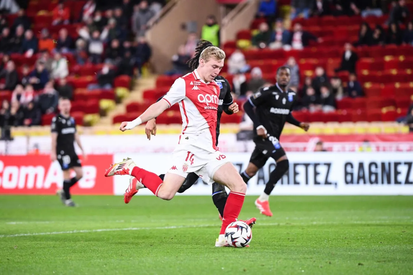 Monaco renverse Auxerre dans un match fou, Mika Biereth voit triple