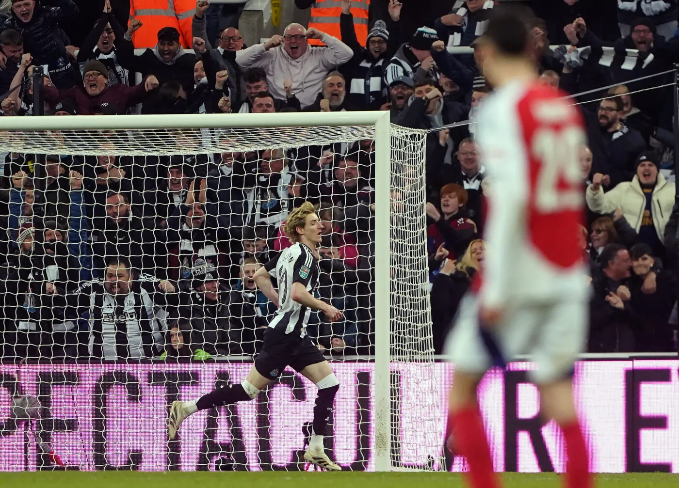 Newcastle donne une nouvelle leçon à Arsenal et verra la finale de League Cup