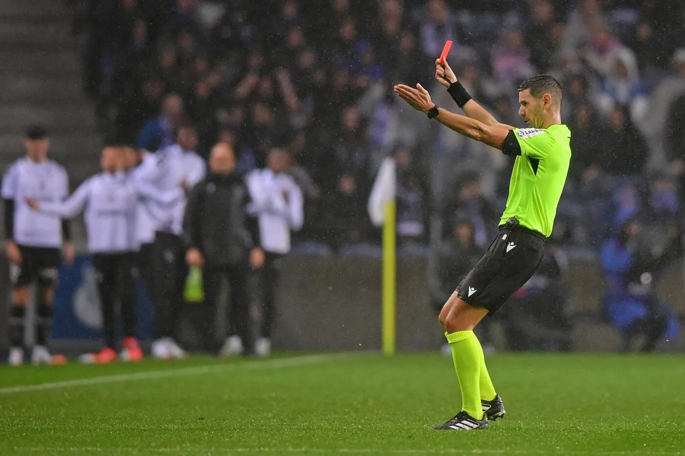 Carton rouge au bout de 13 secondes en Angleterre