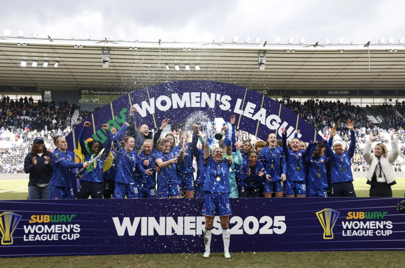 Sonia Bompastor remporte son premier trophée avec Chelsea