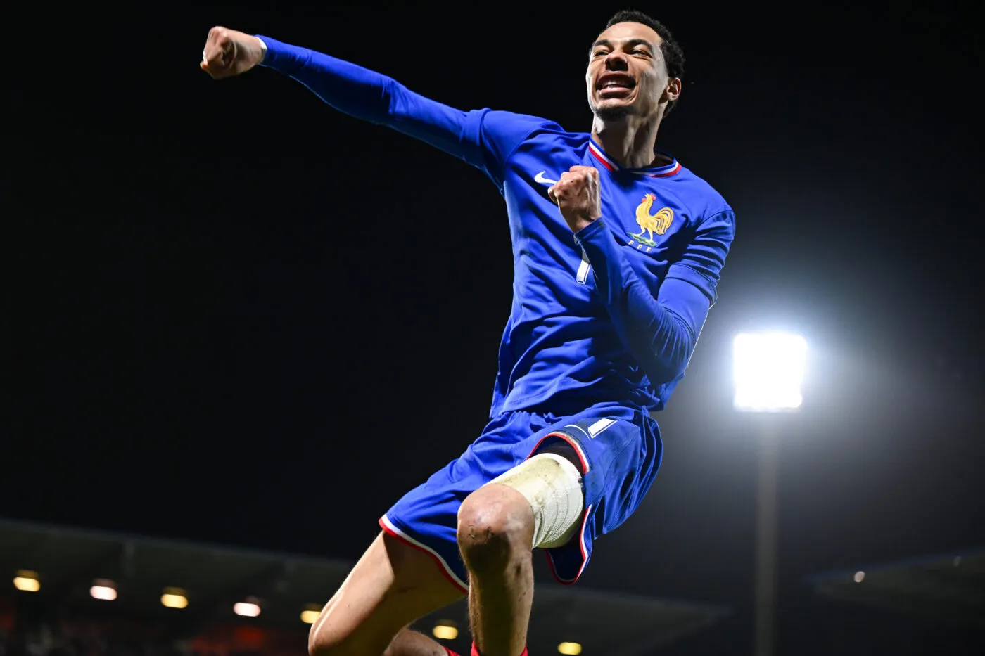 Portés par un triplé de Hugo Ekitike, les Bleuets s’offrent une victoire spectaculaire face à l’Angleterre