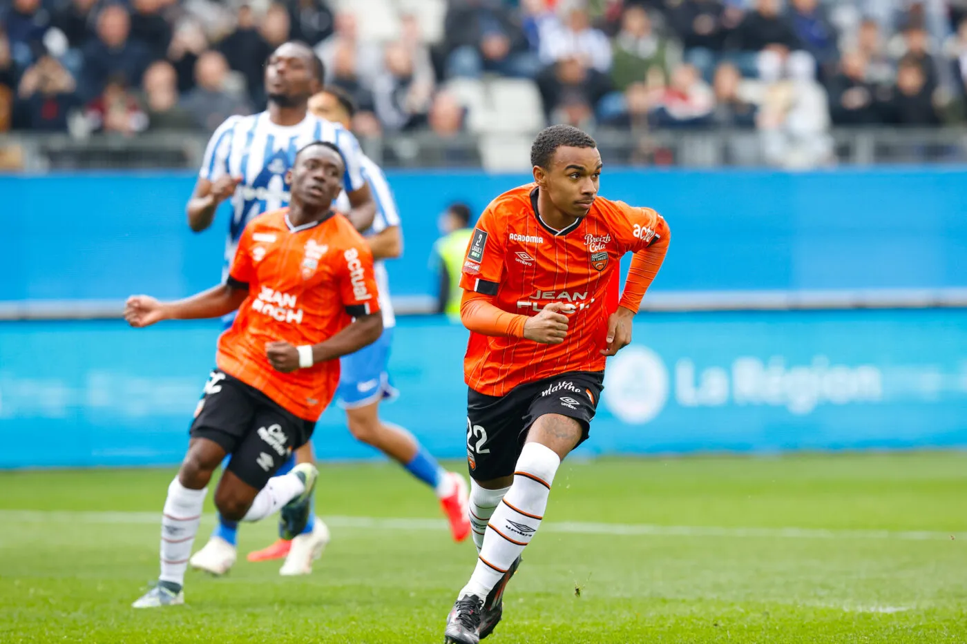 Lorient garde la tête à Grenoble grâce à Éli Junior Kroupi