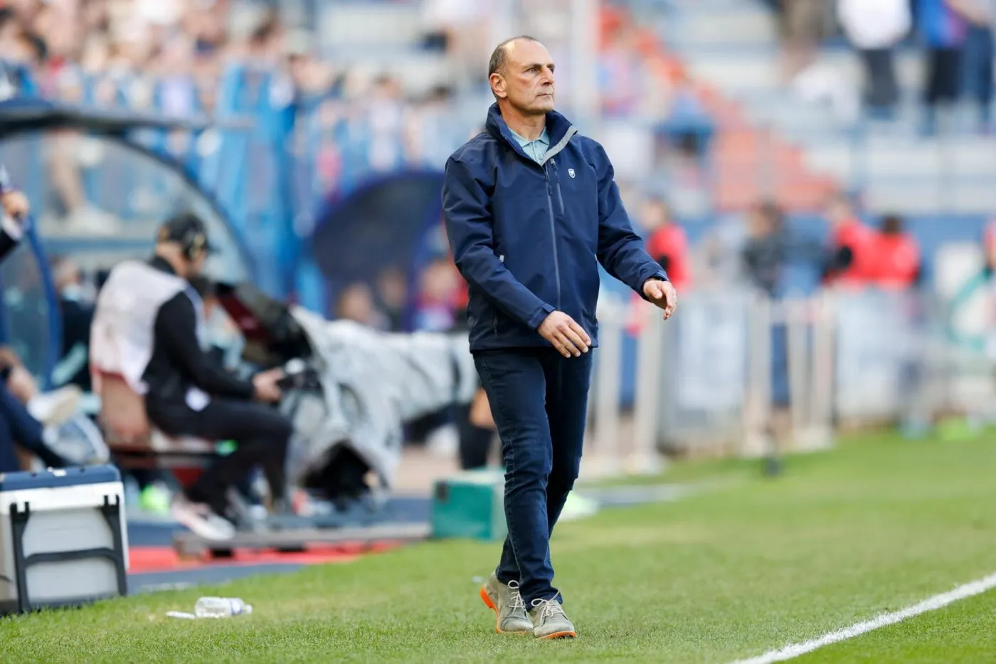 Michel Der Zakarian charge grossièrement l’arbitre