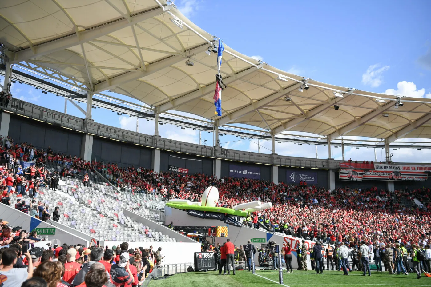 Un parachutiste s’accroche malencontreusement au toit du Stadium de Toulouse