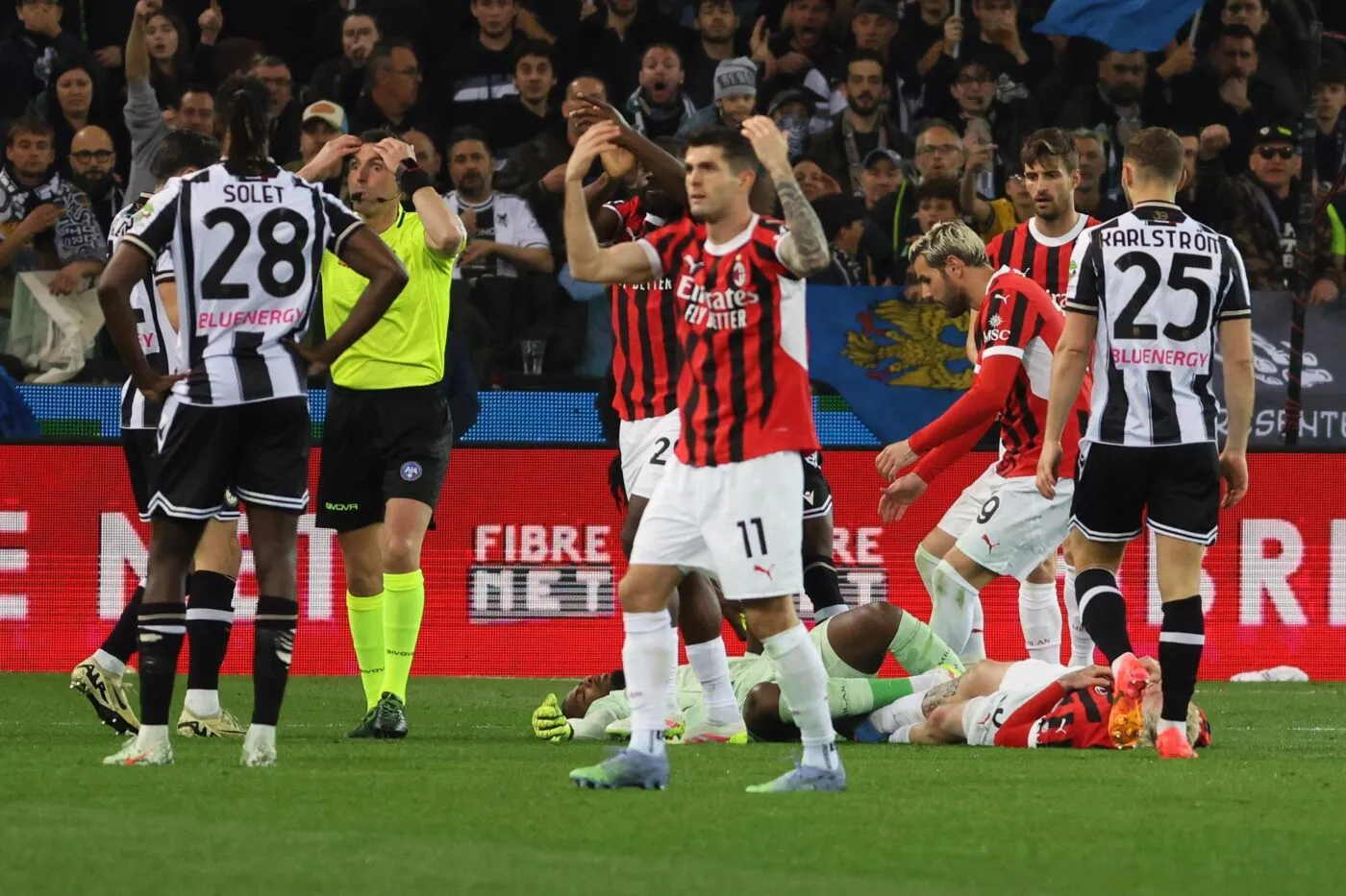 Mike Maignan évacué sur civière