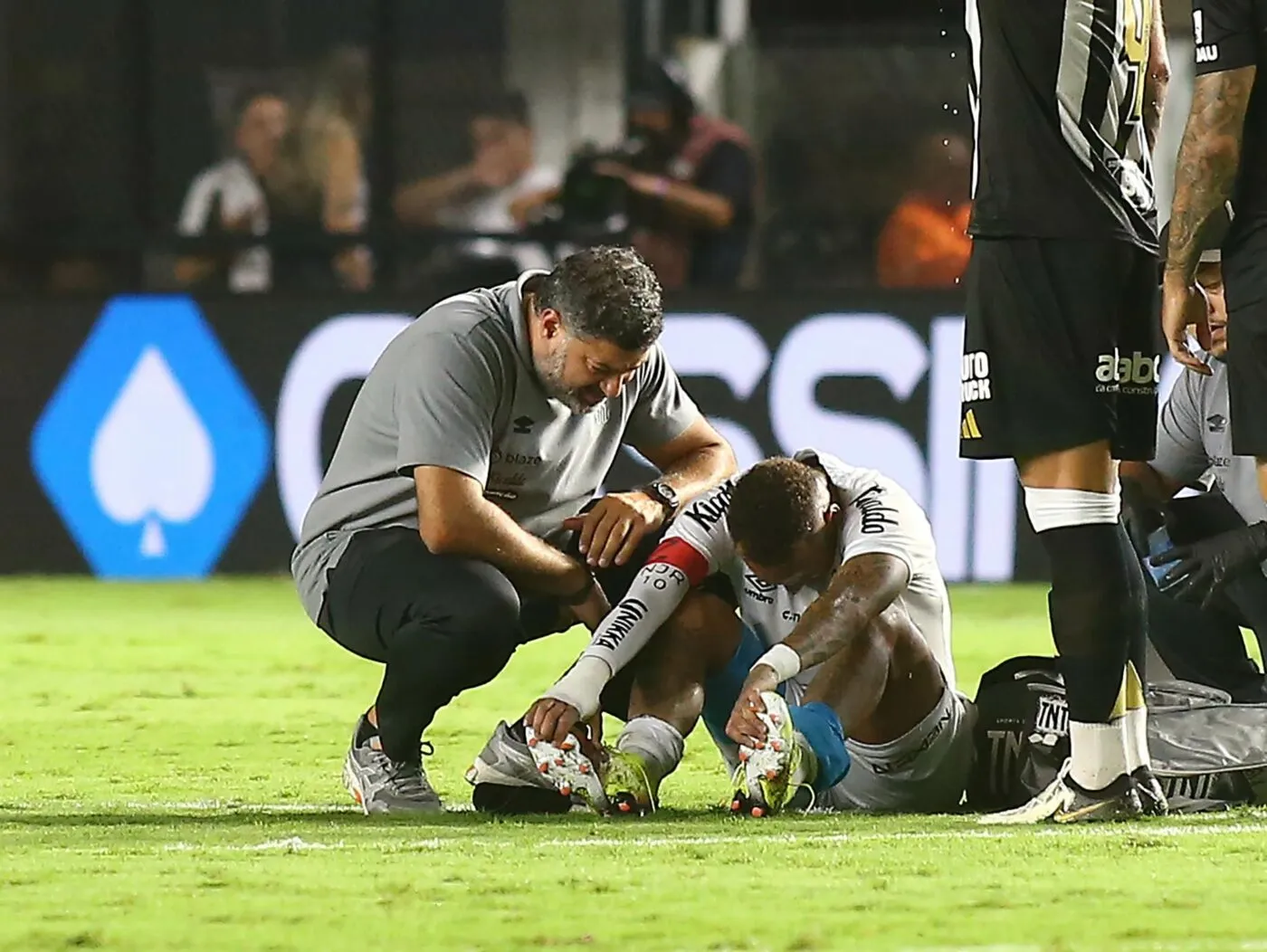 Neymar encore blessé à la cuisse gauche