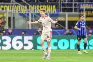 Josip Stanišić perd les pédales et pousse un ramasseur de balle