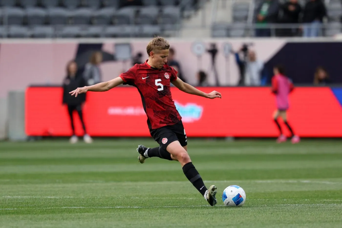 Le premier match de l’histoire du championnat canadien de football féminin s’est joué devant 14 000 personnes