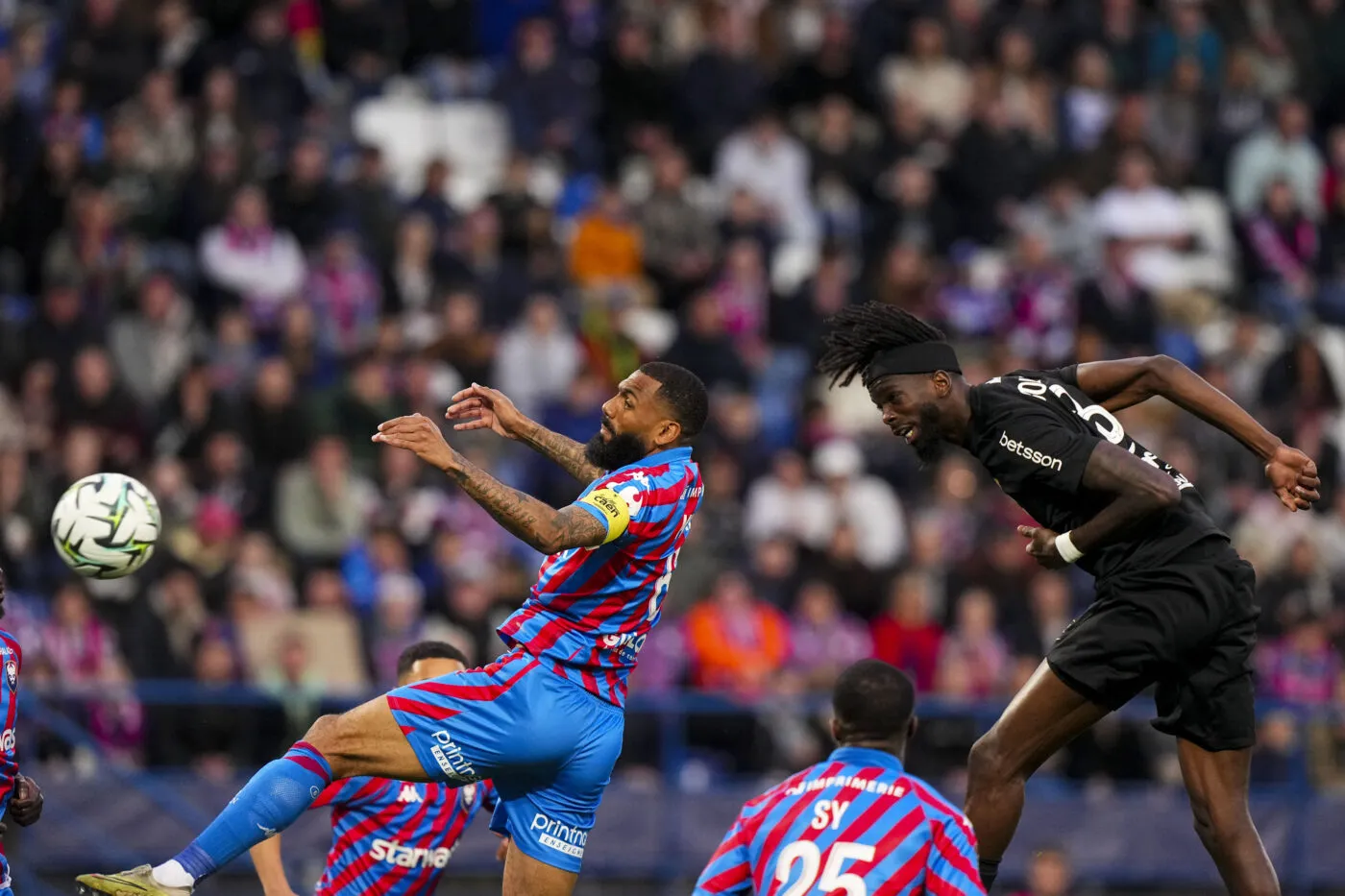 Caen dit officiellement au revoir à la Ligue 2, la course pour la montée toujours enflammée