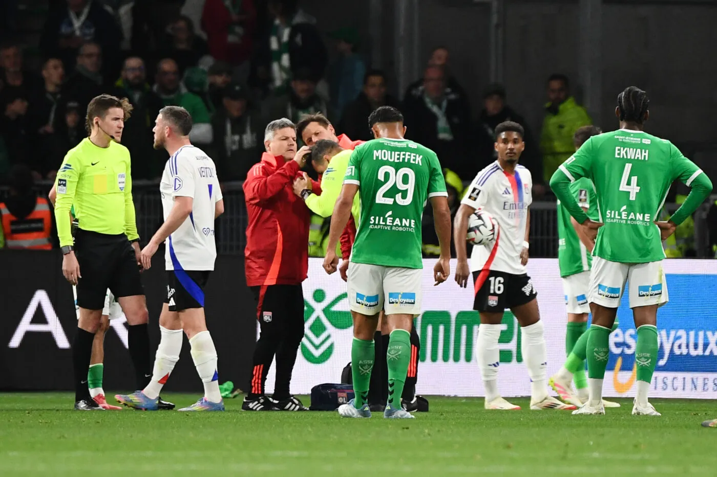 Interrompu après un jet de projectile sur un arbitre assistant, le derby va reprendre