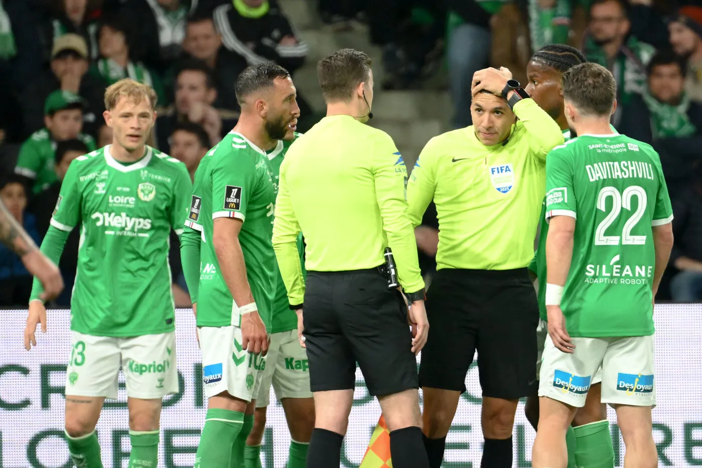 Derby interrompu : une nouvelle pièce dans la machine