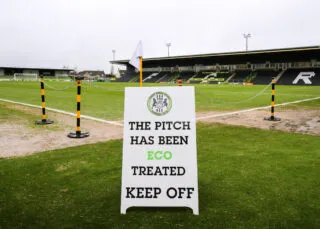 En déplacement à Forest Green, club 100% vegan, des supporters d’Oldham se déguisent en bouchers