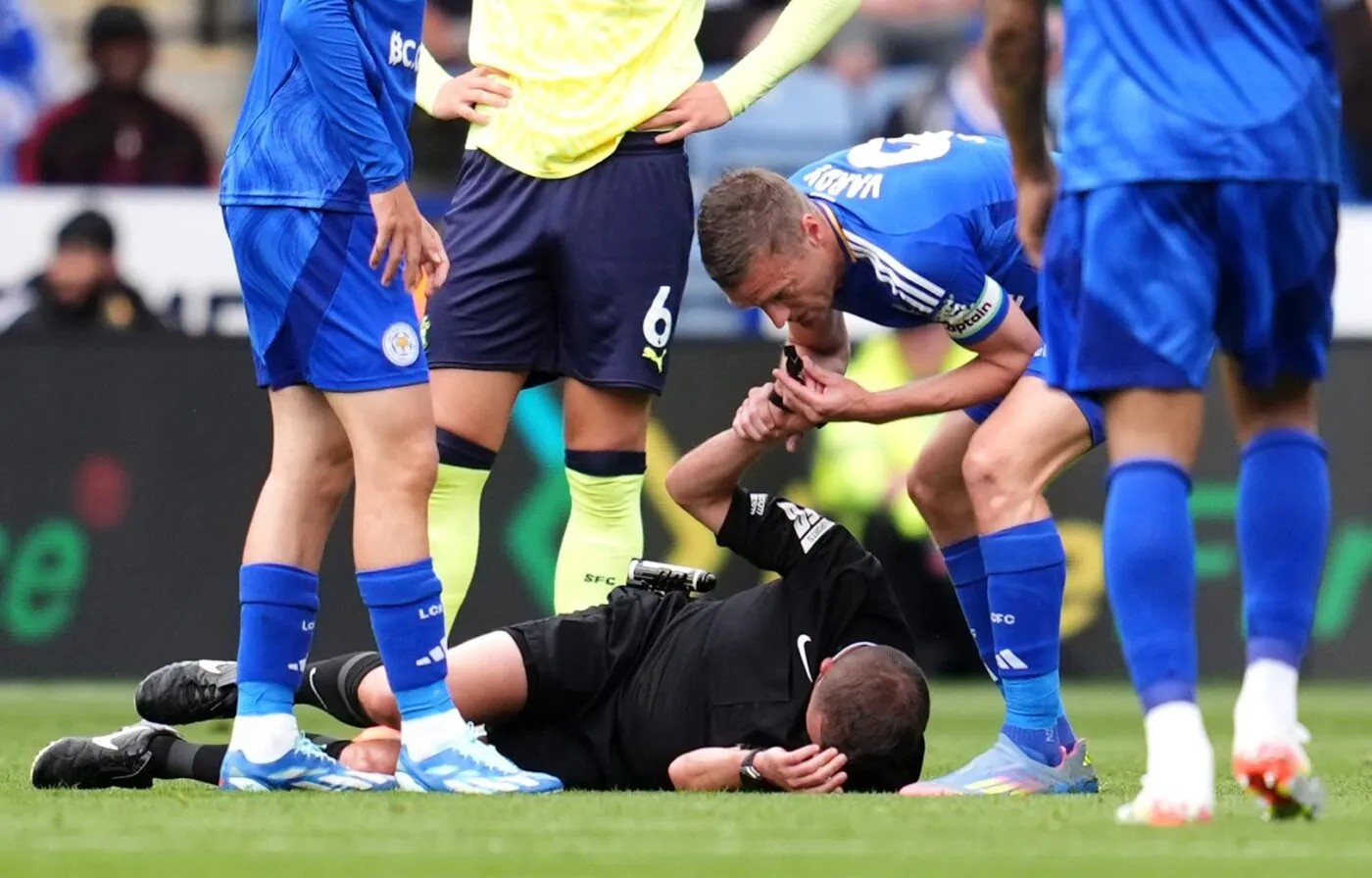 Quand Jamie Vardy pique le sifflet d’un arbitre... blessé