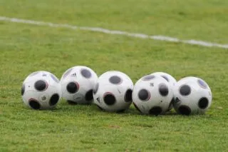 Suspendu, l’entraîneur d’un club estonien donne ses consignes depuis le toit du stade