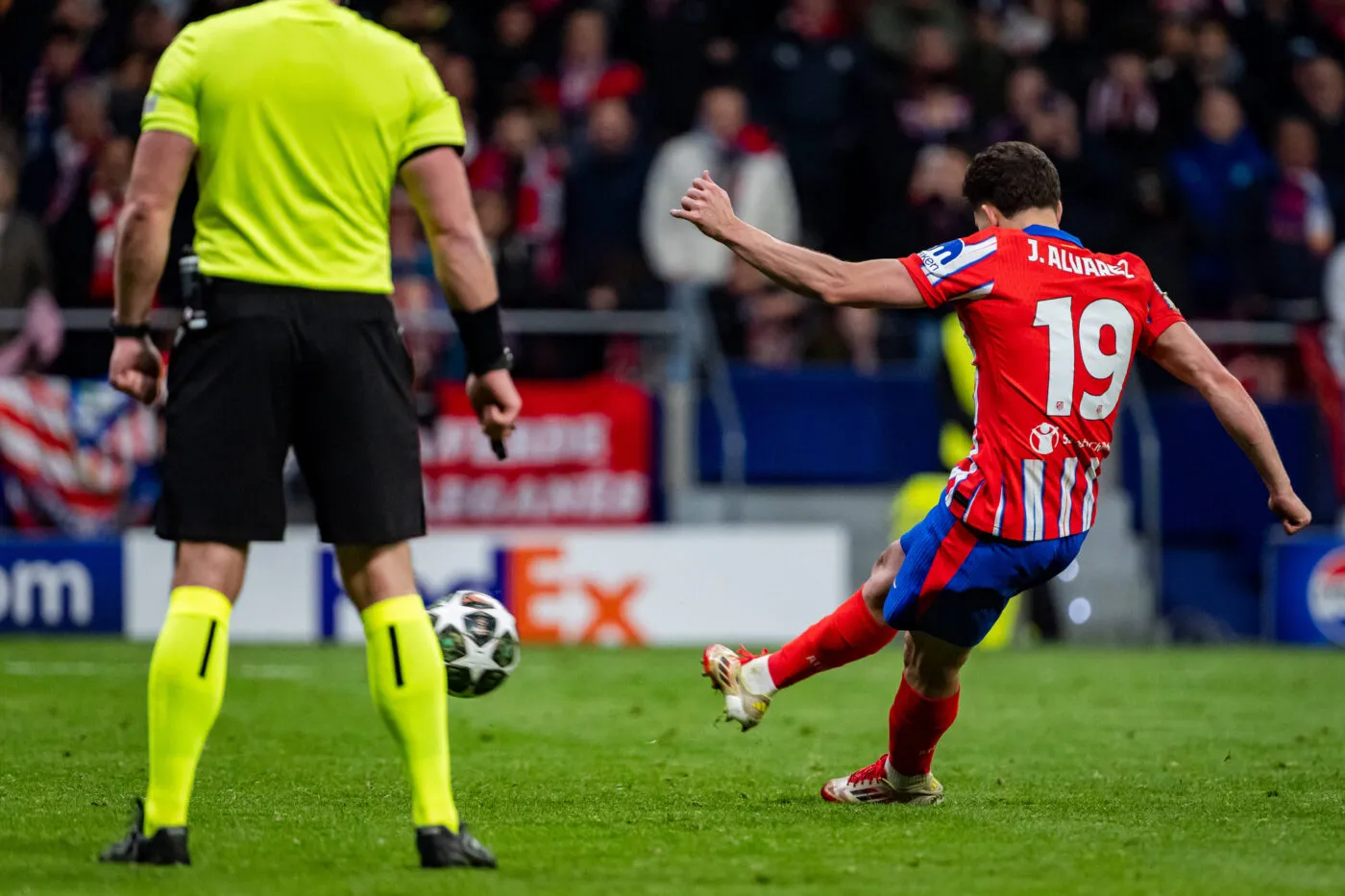 Julián Álvarez pas remis de son tir au but annulé contre le Real Madrid
