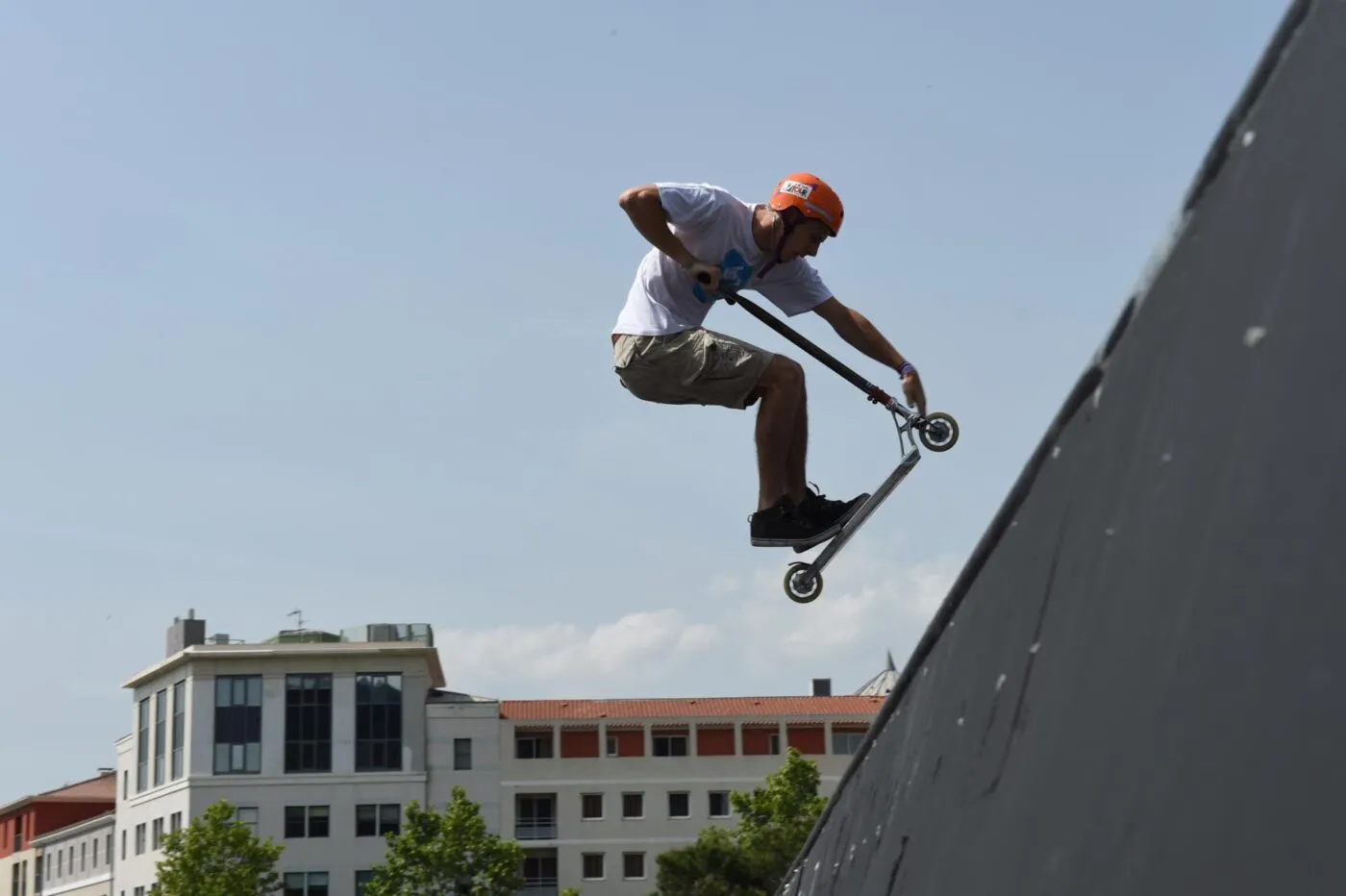 Trois supporters grenoblois vont se rendre à Annecy en trottinette pour le derby