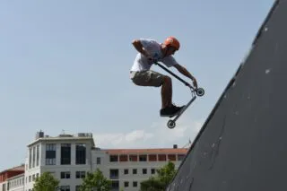 Trois supporters grenoblois vont se rendre à Annecy en trottinette pour le derby
