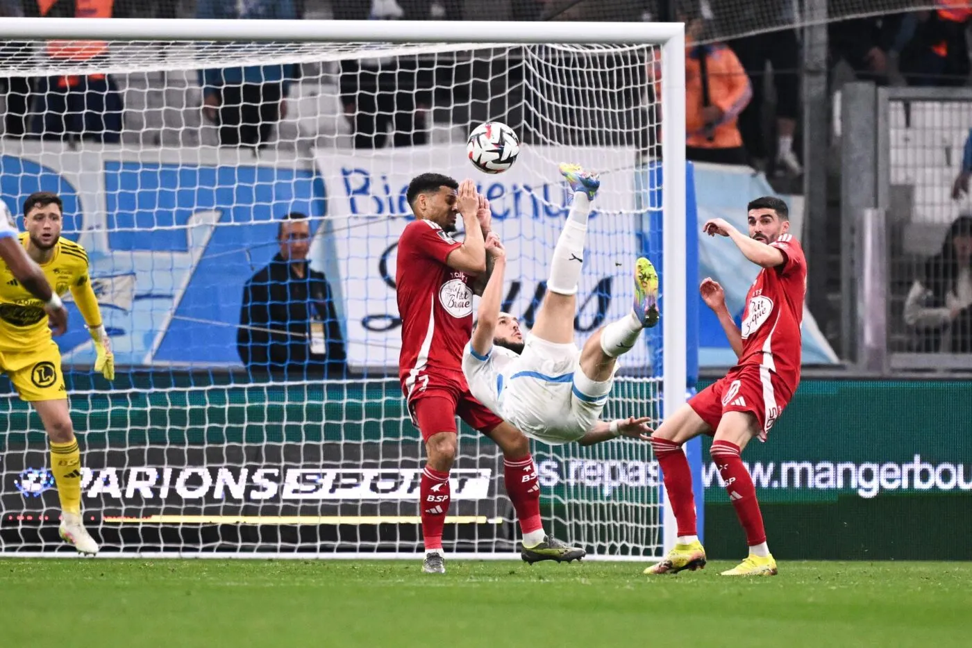 Deux retournés acrobatiques dans les plus beaux buts de Ligue 1
