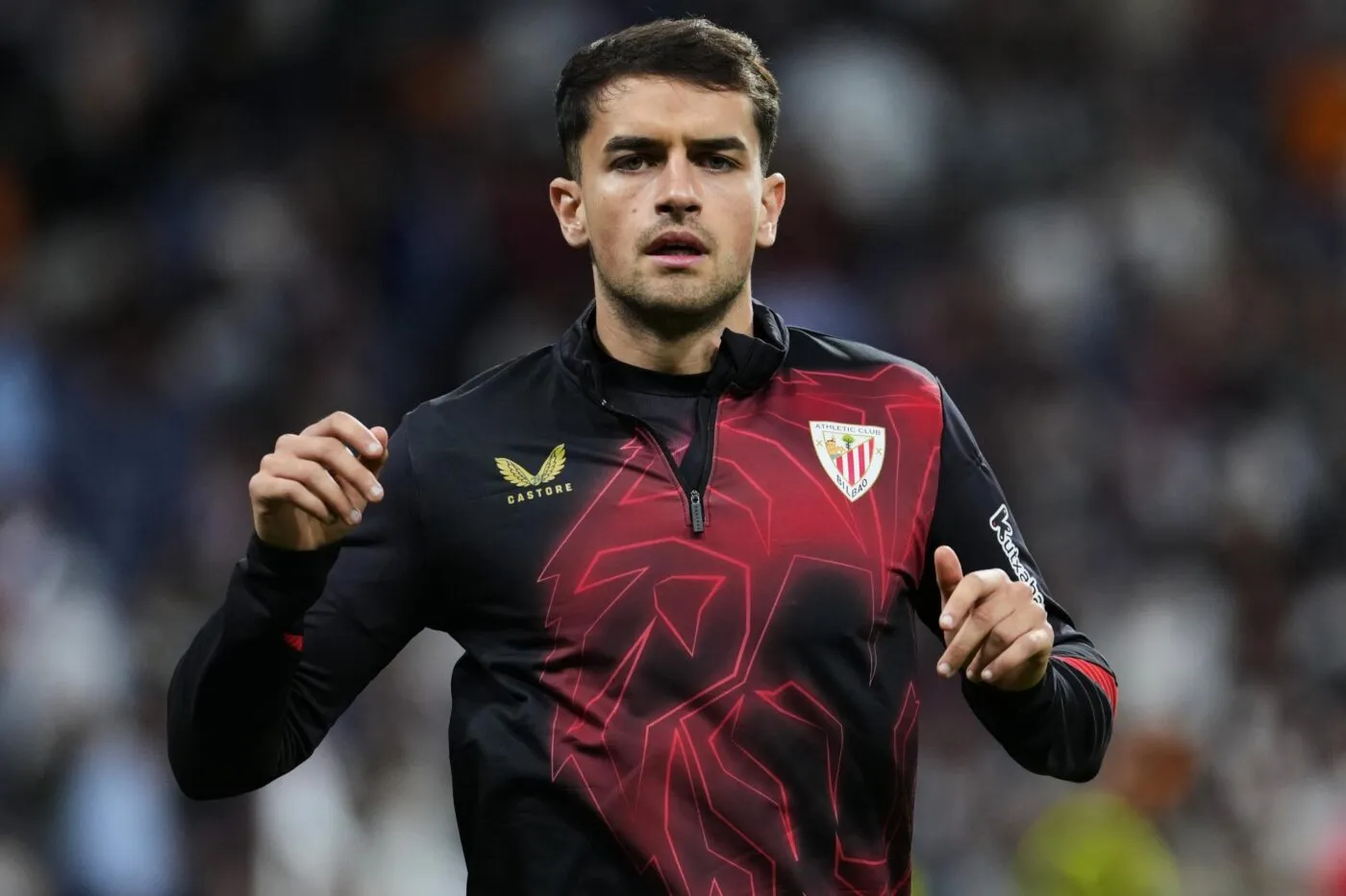 Après un tacle non sanctionné, un joueur de l’Athletic Club montre son tibia en sale état