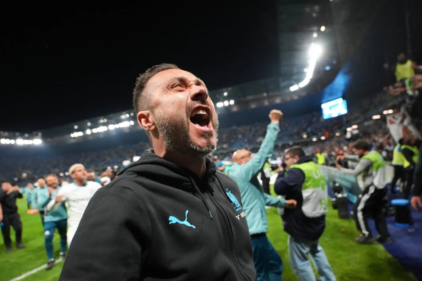 Roberto De Zerbi fête la Ligue des champions avec un fumigène