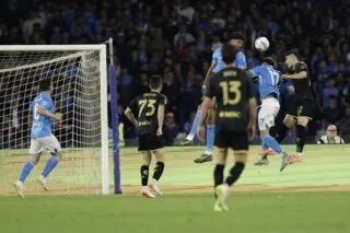 Naples bute sur le Genoa et ralentit dans la course au titre