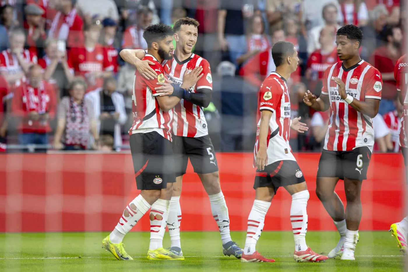 Aux Pays-Bas, l’Ajax vers un choke légendaire et le PSV vers le titre