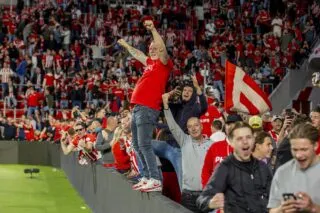 Vidéo : La réaction folle des supporters du PSV au moment où l’Ajax s’écroule