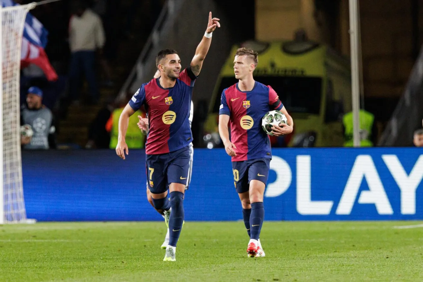 Plusieurs joueurs du Barça sont allés à l’hôpital en vélo pour célébrer avec Ferran Torres