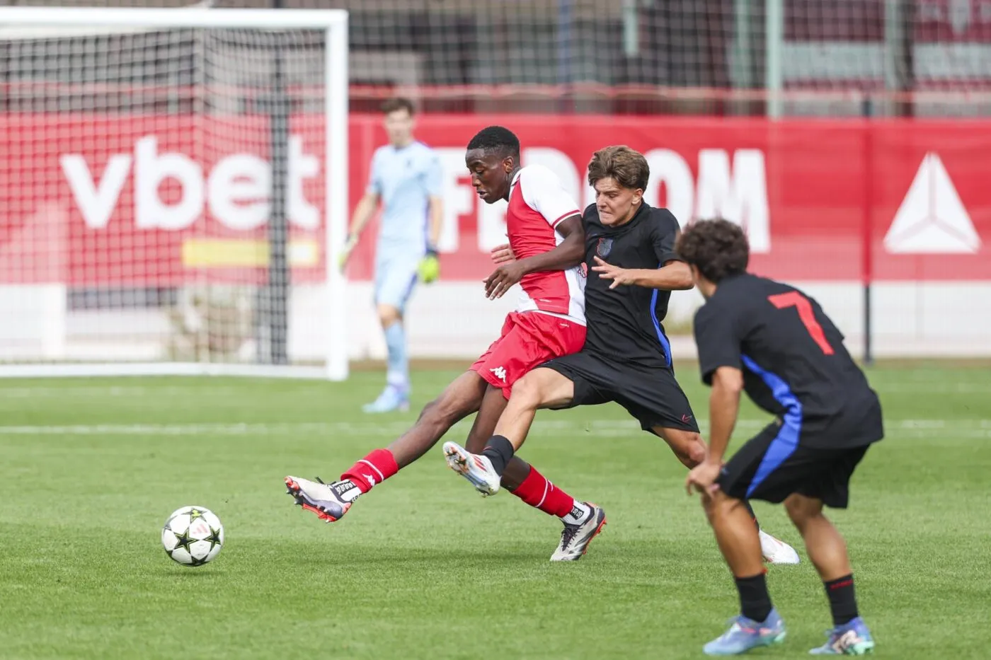 Monaco donne des nouvelles rassurantes du jeune Samuel Nibombé, victime d’un malaise en plein match