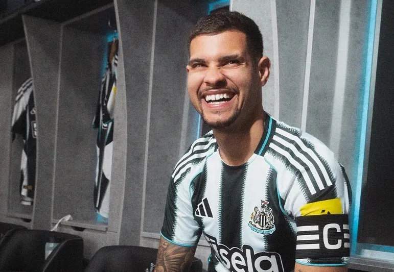 Mais c&rsquo;est quoi ce bleu sur le maillot de Newcastle ?