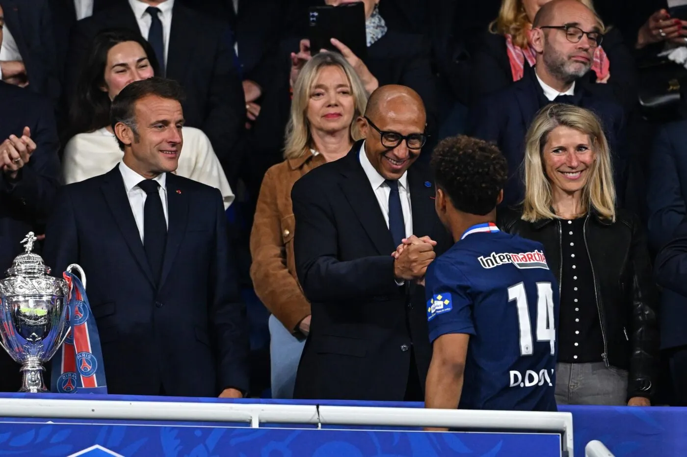 Emmanuel Macron reçoit les joueurs du Paris Saint-Germain... et parle de Marseille