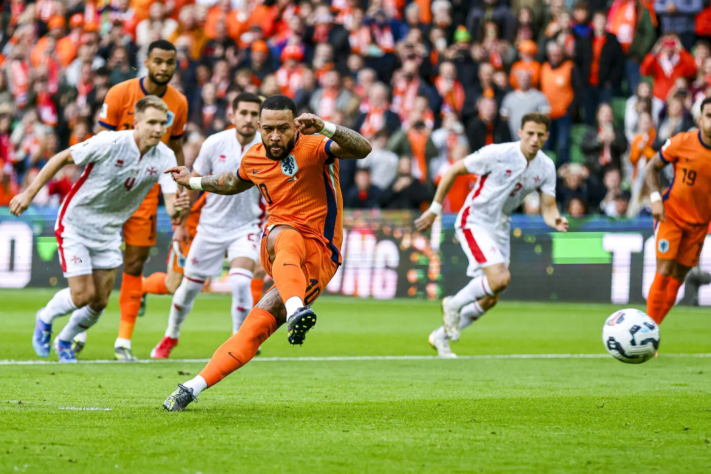 Les Pays-Bas se régalent avec un Depay record, l’Angleterre se laisse faire en amical contre le Sénégal
