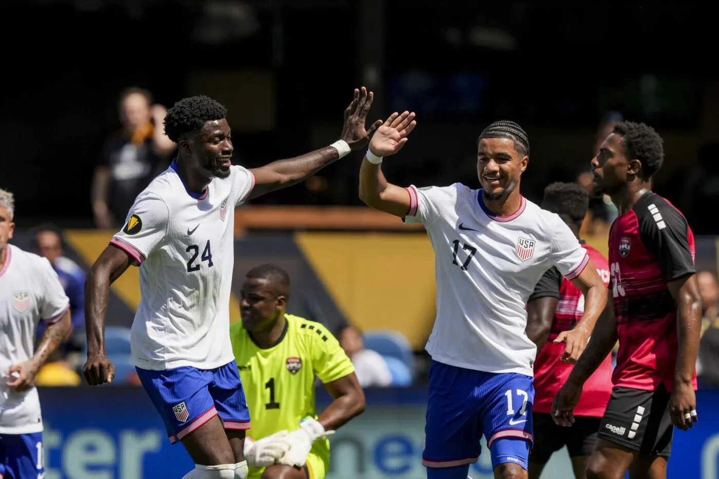 Gold Cup : Les États-Unis étrillent Trinidad, match fou entre le Costa Rica et le Suriname