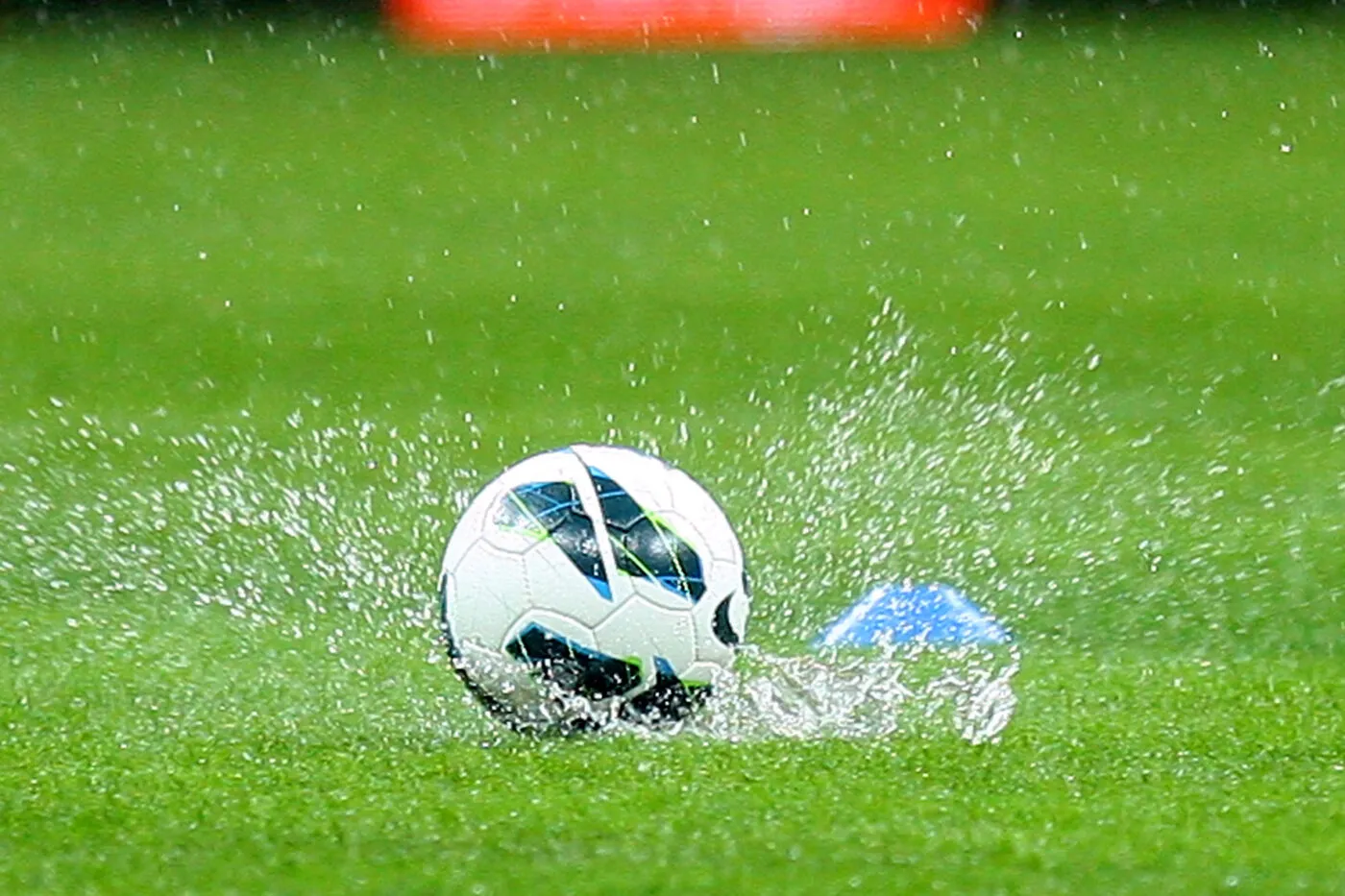Plus jeune joueur de l’histoire du championnat polonais, il emboutit sa voiture chez le voisin