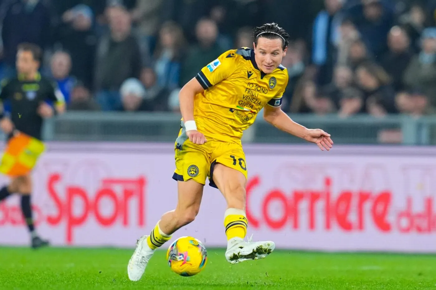 Les supporters lensois envahissent l&rsquo;aéroport de Lille pour accueillir Florian Thauvin