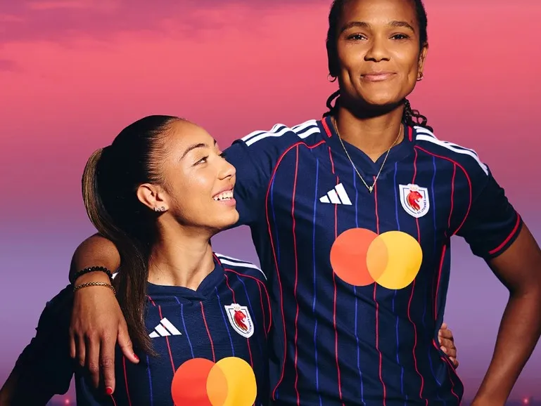 Oh le pain bien chaud qui sort du four ! Le nouveau maillot extérieur de l&rsquo;OL va faire plaisir aux anciens !