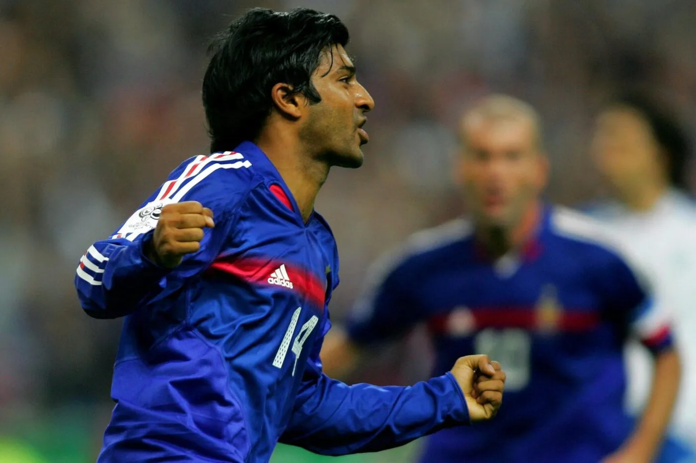 Vikash Dhorasoo se trouve un banc parisien