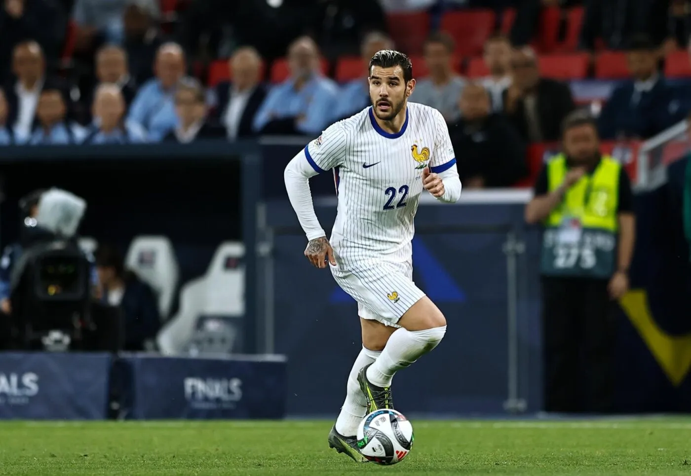 Theo Hernandez met-il en jeu sa carrière avec les Bleus ?