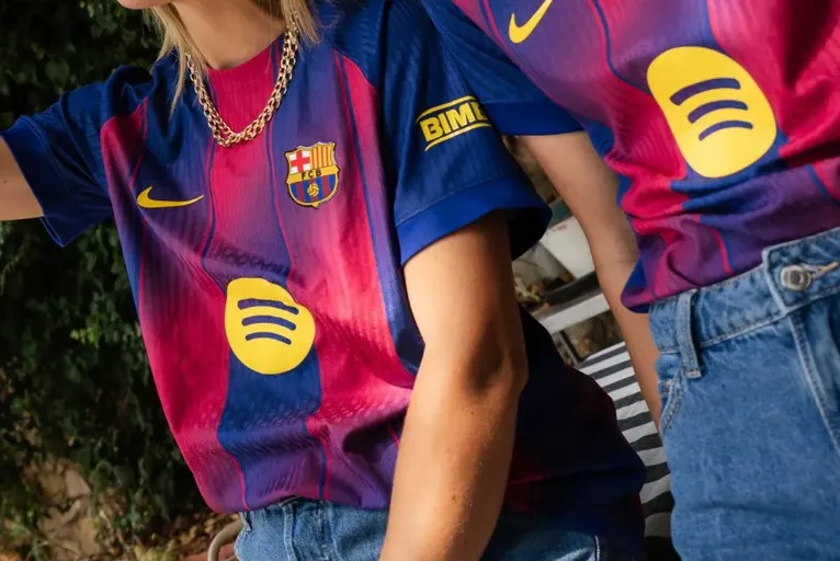 Incroyable : le nouveau maillot du Barça est rouge et bleu