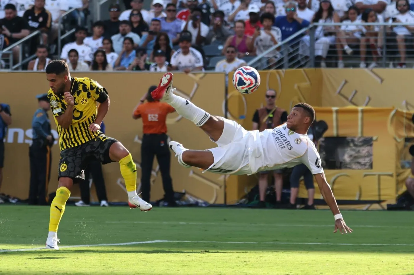 Kylian Mbappé utilise l’IA pour remplir les tribunes du stade sur Instagram