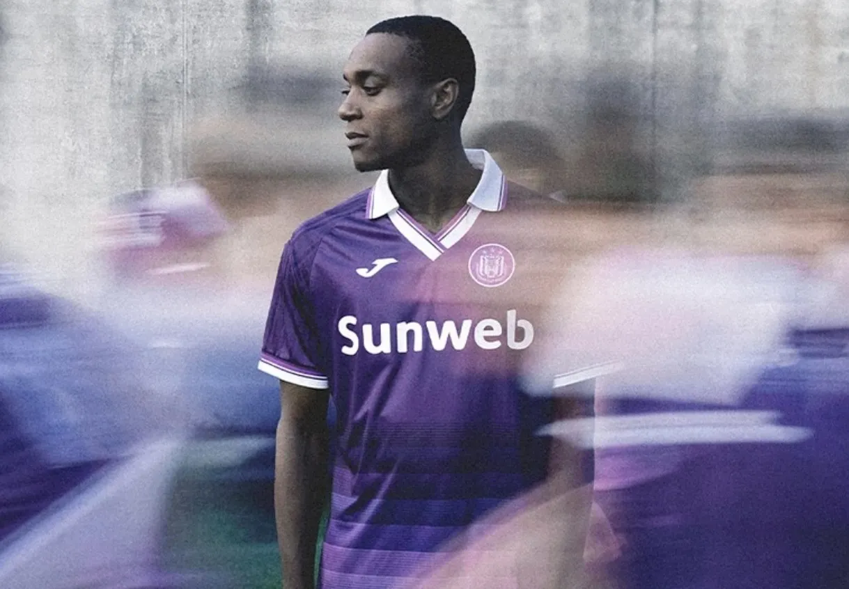 Les nouveaux maillots d&rsquo;Anderlecht sont signés Stromae ! Voici le résultat…