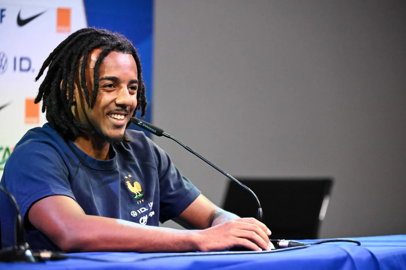 Les joueurs doivent jouer au foot et se taire, vraiment ?