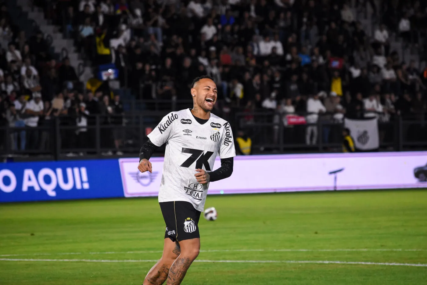 Neymar s’enfile un pot de pop-corn pendant un match de Santos