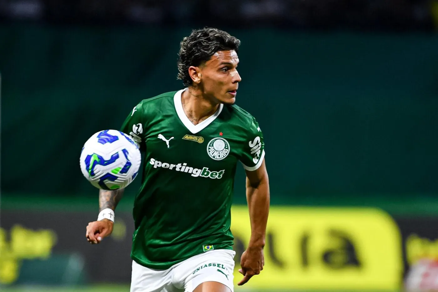 Benfica casse sa tirelire pour un milieu colombien