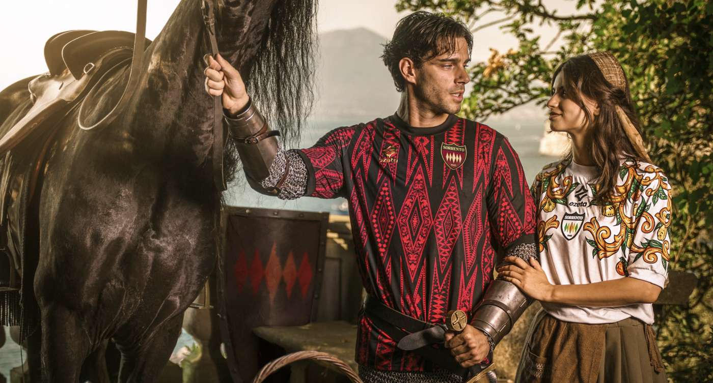 Pourquoi ce club de Série C fait la promo de son nouveau maillot avec un chevalier ?