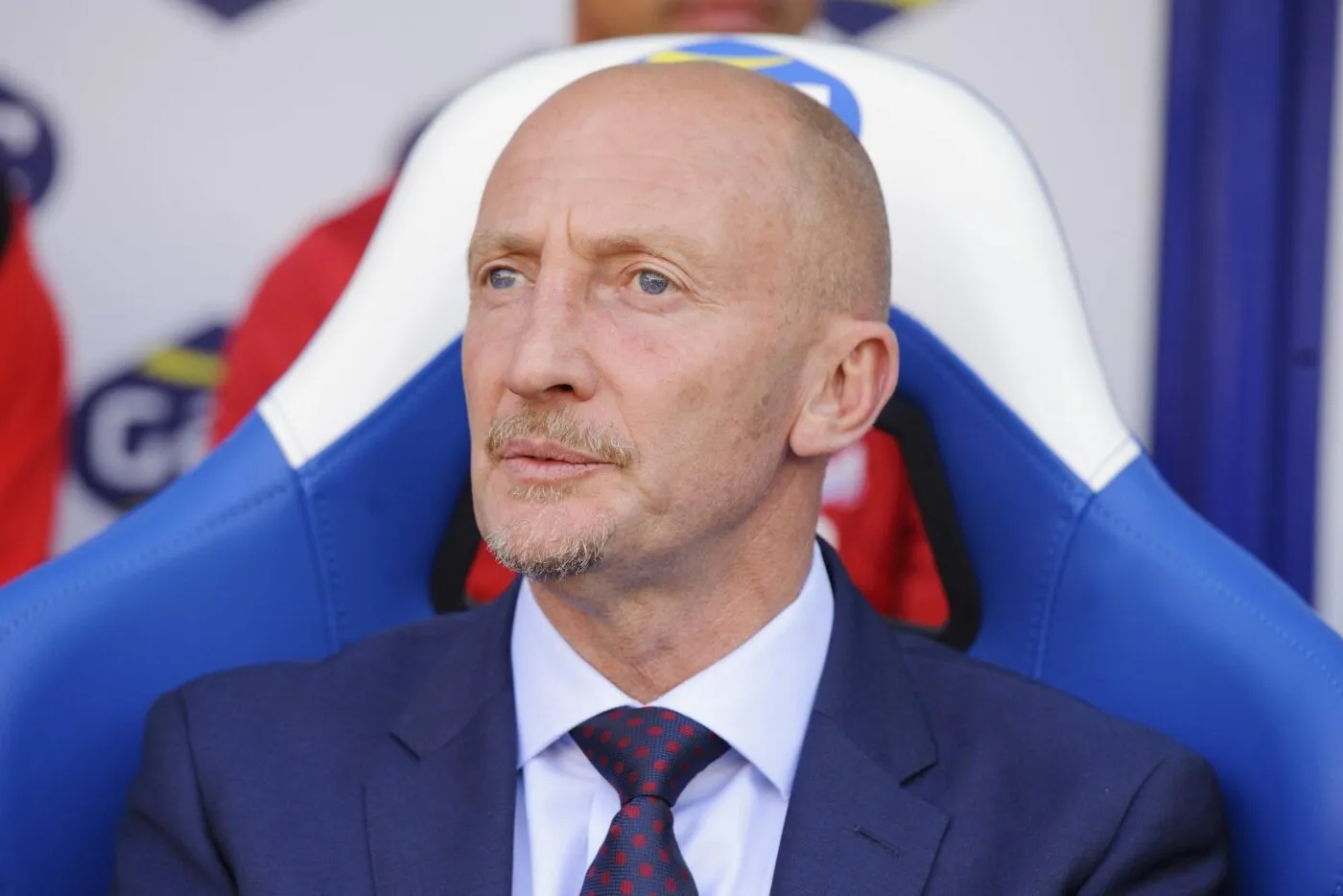 Un jet de siège fait entrer l’entraîneur de Swindon Town dans une colère noire